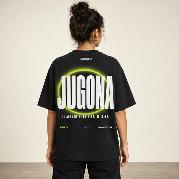 Espalda de la camiseta Aura Eclipse en corte jugona, con la palabra JUGONA sobre el halo de aura